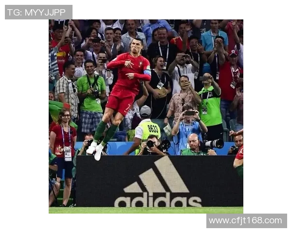 C罗赛场泪眼回望那一刻,激动与坚韧交织成永恒瞬间 C罗赛场泪眼回望那一刻,激动与坚韧交织成永恒瞬间